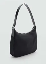 Bolso de hombro tipo hobo en color negro, con diseño minimalista y cierre superior con cremallera.