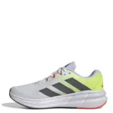 Championes de running Adidas Questar 3, con diseño técnico en malla transpirable color blanco, detalles en verde lima y franjas laterales en gris oscuro. Cuenta con entresuela amortiguada y suela de goma resistente.