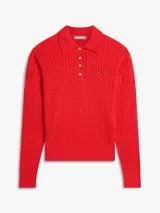 Sweater de punto trenzado color rojo de Tommy Hilfiger, con cuello tipo polo, cierre frontal parcial con botones dorados y hombros caídos.