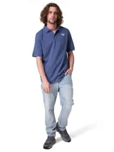 Remera polo Caterpillar de manga corta, color azul, con cuello clásico, cierre frontal con botones y el logo de la marca estampado en el pecho.