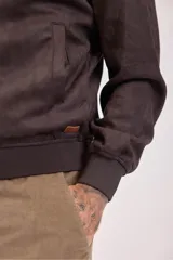 Cazadora bomber marrón de efecto gamuza, con cierre frontal, cuello redondo y puños y cintura acanalados.