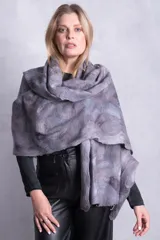 Pashmina grande gris oscuro con lana merino en tonos de grises, afieltrada a mano.