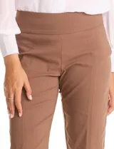 Pantalón de corte recto y entallado, color verde militar, con cintura ancha de soporte y nervadura central vertical que estiliza la silueta. Cuenta con frente limpio y bolsillos posteriores simulados.