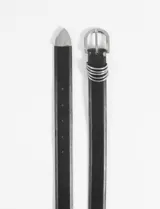 Cinturón negro de cuero sintético con hebilla metálica plateada y detalle de múltiples aros metálicos en la parte frontal. Incluye puntera metálica en el extremo.