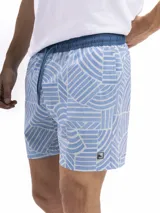 Short de baño para hombre, con cintura elástica y cordón ajustable. Presenta un estampado geométrico abstracto en tonos celeste claro y blanco, con un pequeño parche negro en el bajo.