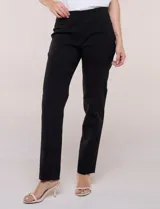 Pantalón blanco marca Ruby Rd. de gabardina elastizada, con pretina ancha elastizada, bolsillos delanteros simulados y bolsillos traseros aplicados.