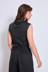 Camisa sin mangas color negro con cuello clásico, abotonada al frente y detalle de strass en el frente.