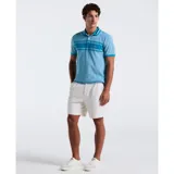 Polo celeste con rayas horizontales en el pecho, cuello clásico con ribete azul marino y blanco, mangas cortas con ribete azul y logo bordado en el pecho.