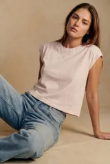Remera de algodón color marrón, de corte crop y cuello redondo, con mangas cortas de estilo sisa.