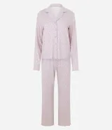 Pijama de dos piezas estilo americano, confeccionado en tejido peach touch con estampado de lunares. La blusa tipo camisa cuenta con cuello solapa y cierre frontal con botones, mientras que el pantalón es de corte largo y holgado.