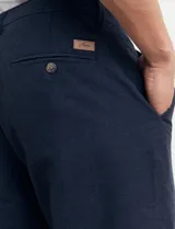 Pantalón de vestir verde de corte recto.