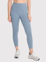 Calza deportiva de tiro alto y largo ankle, confeccionada en tejido suave con tecnología seamless que minimiza las costuras. Presenta un diseño liso y ajustado, ideal para actividades de alto rendimiento.