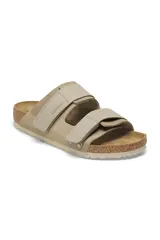 Sandalias Birkenstock Uji color taupe, con dos correas ajustables y plantilla anatómica de corcho y látex.