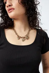 Remera cropped color crudo, de ribb con escote cuadrado y manga corta.