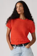 Sweater de punto con tejido de ganchillo color rojo, de manga corta, cuello redondo y diseño con panel de rombos en la parte inferior.
