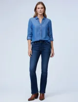 Camisa de tencel color celeste claro, con cuello con solapa, escote en V y abertura central con botones. Manga larga con presilla para ajustar el largo. El largo de espalda es mayor al delantero y tiene un tajo central.