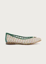 Bailarina de rejilla bordada con diseño de flores pequeñas en tonos beige y amarillo, con ribetes y talón en ante color verde. Presenta un detalle de media esfera metálica dorada en la puntera y suela plana.