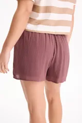 Short fluido de viscosa color negro, con cintura elastizada y cordón ajustable.