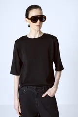 Camiseta negra de mangas cortas y cuello redondo.