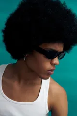Lentes de sol con marco rectangular robusto de estilo urbano y cristales oscuros con protección UV.