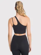 Top deportivo negro asimétrico de un hombro con abertura y tiras finas. Cuenta con sujetador integrado y almohadillas removibles.