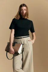 Polera de manga corta color blanco, con cuello alto y calce limpio y minimalista.