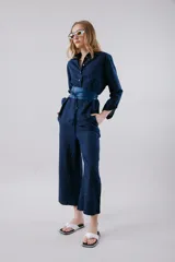 Pantalón azul de corte ancho y tiro alto.