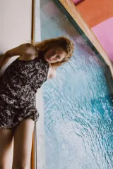 Top halter de tejido estampado con hilo metalizado y lentejuelas, cuello alto y bajo asimétrico con forro interior y cierre trasero con botones.