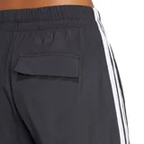 Pantalón de corte ancho y estilo urbano, confeccionado en tejido liviano color negro. Presenta cintura elástica con cordón ajustable, bolsillos laterales y las icónicas tres tiras de la marca en los costados, junto con el logo de Adidas bordado en la pierna.