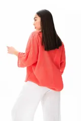 Blusa color coral de viscosa, con escote redondo y mangas 3/4.
