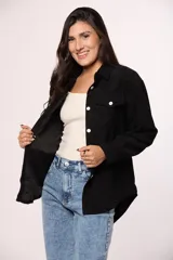 Camisa de pana fina color beige, con cuello clásico, cierre frontal de botones y dos bolsillos con solapa en el pecho.