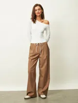 Pantalón de vestir color tostado, de corte recto y pierna ancha, con cintura elástica y cordón ajustable frontal.