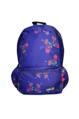 Mochila azul con estampado de mariposas y flores. Tiene un bolsillo frontal con cierre, dos bolsillos laterales con elástico y tirantes acolchados.