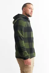 Campera con capucha, forrada en piel sintética, con cierre frontal y diseño a cuadros grandes en tonos verde y negro.