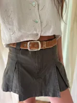 Cinturón de cuero color marrón con hebilla rectangular plateada.