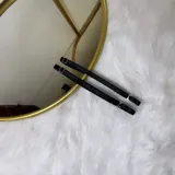 Par de ligas regulables de color negro con enganches metálicos, diseñadas para sujetar medias.