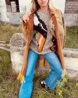 Sweater de lana tejido y bordado a mano, de calce holgado, con cuello a la base y puños. Tiene un diseño de tucán en el frente.