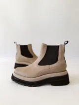 Botas Chelsea color visón de cuero con elástico lateral negro, suela track y tirador trasero.