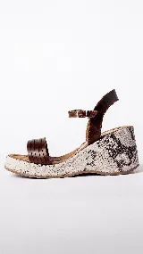 Sandalias de cuero marrón con plataforma de 7 cm con estampado de piel de serpiente.