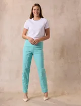 Pantalón celeste en gabardina elastizada marca Zac & Rachel. Pretina ancha con faja interna modeladora. Largo de pierna con costura frontal pespunteada. Trasera con bolsillos ojal simulados.