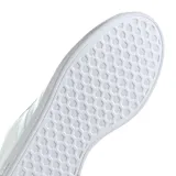 Championes Adidas Grand Court Base 2.0, color blanco con las icónicas tres tiras laterales en acabado iridiscente. Presentan un diseño de inspiración tenística con exterior de cuero sintético y suela de goma.