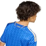 Camiseta de fútbol Adidas de la selección italiana, modelo primera equipación 2026. Diseño azul con patrón de hojas de laurel en relieve, detalles dorados en cuello, hombros y mangas, logo de Adidas y escudo de Italia en el pecho.