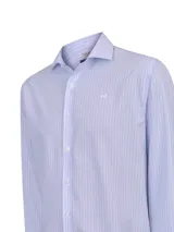 Camisa de manga larga RKF modelo Wf Pc, de color celeste con diseño de rayas verticales finas. Cuenta con cuello italiano, cierre frontal con botones y logo bordado en el pecho.