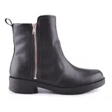 Bota corta de cuero negro con cierre lateral de cremallera color cobre.