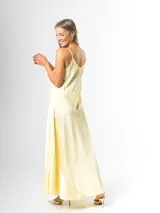 Vestido largo amarillo de satén, de corte recto y holgado, con tirantes finos y escote en V.
