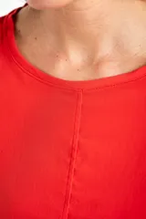 Blusa roja de corte holgado con mangas cortas.