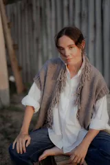 Camisa clásica de algodón en color celeste, con cuello camisero y cierre frontal de botones.