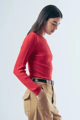 Top de tejido liviano con textura acanalada, de calce al cuerpo y manga larga con cuello redondo.