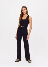 Musculosa corta negra con escote redondo.