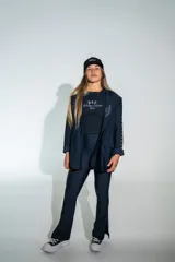 Blazer de lycra color negro, con diseño de solapas amplias y bordados de alas en el frente. Presenta un corte holgado y moderno con mangas largas.